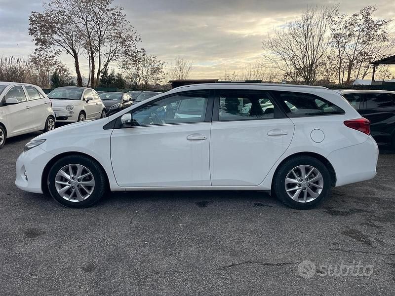 Usata Toyota Auris Touring Sports Lounge 90 CV (66 kW) 2014 Bianco Station wagon