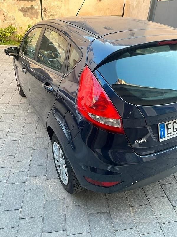 Usata Ford Fiesta 97 CV (71 kW) 2011 Blu Berlina