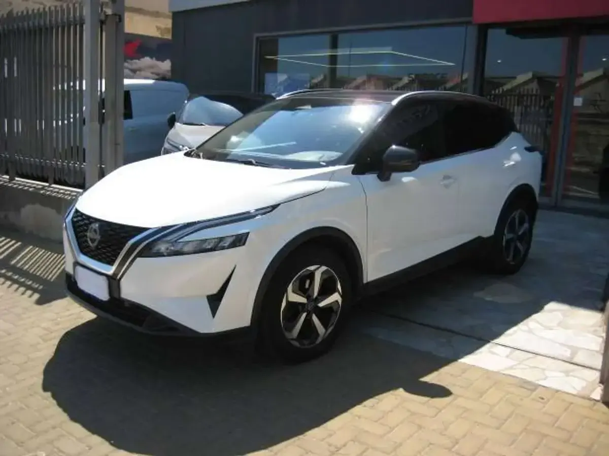 Usata Nissan Qashqai N-Connecta 140 CV (102 kW) 2023 White pearl/black SUV