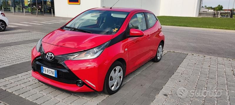 Usado Toyota Aygo 69 HP (50 kW) 2016 Vermelho Citadino