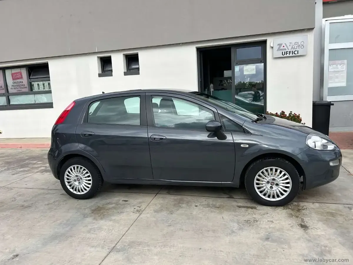 Begagnad Fiat Punto Lounge 77 HK (56 kW) 2015 Grå Sedan