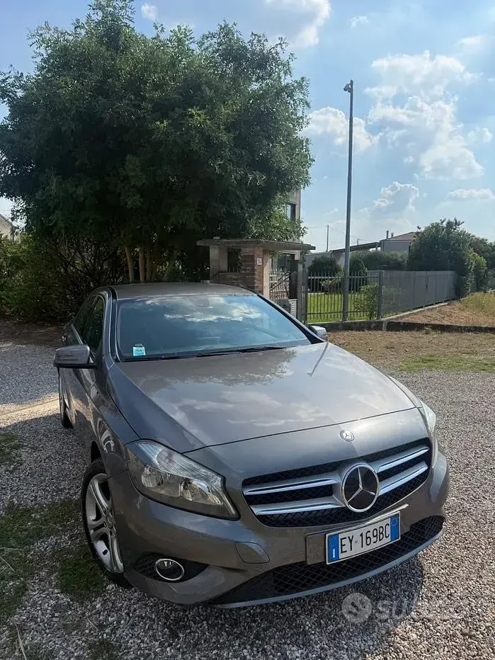 Usata Mercedes A180 109 CV (80 kW) 2015 Grigio Berlina
