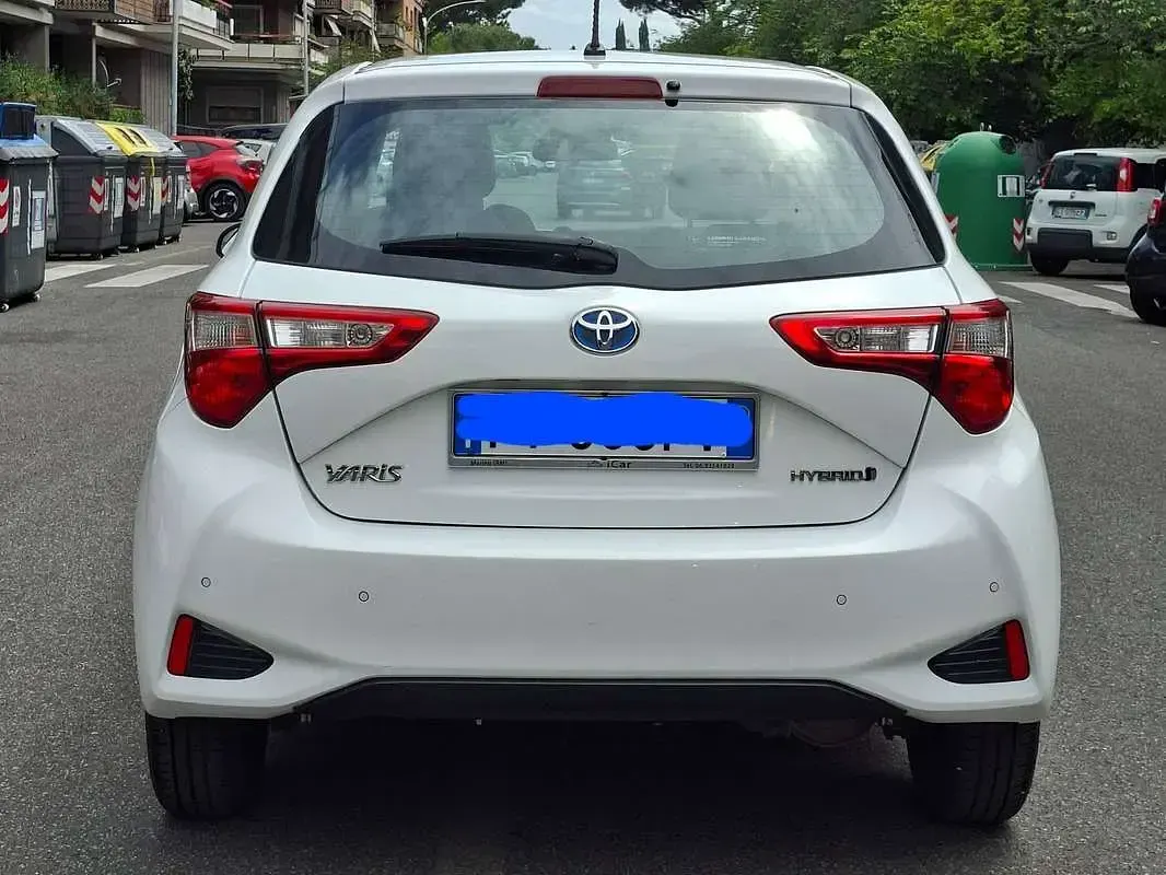 Usata Toyota Yaris Hybrid Cool 73 CV (53 kW) 2018 Bianco Utilitaria