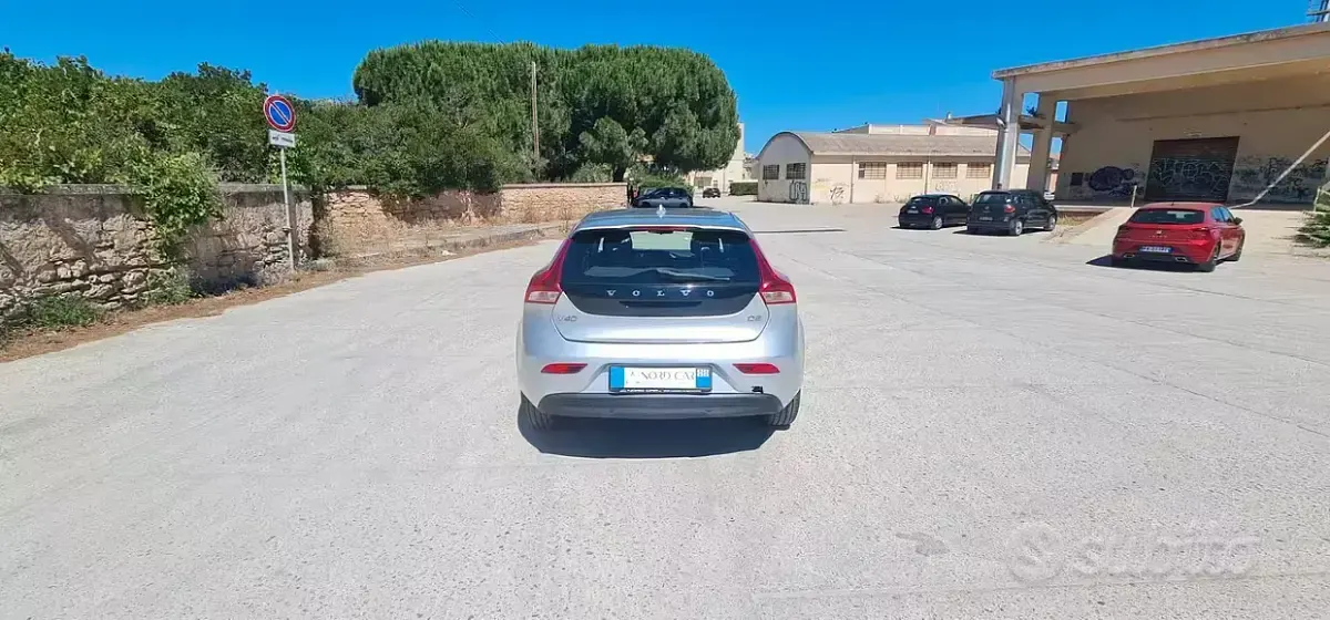 Usata Volvo V40 Momentum 115 CV (84 kW) 2014 Grigio Berlina