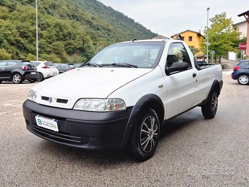 Usata Fiat Strada 80 CV (58 kW) 2004 Bianco Pick-up