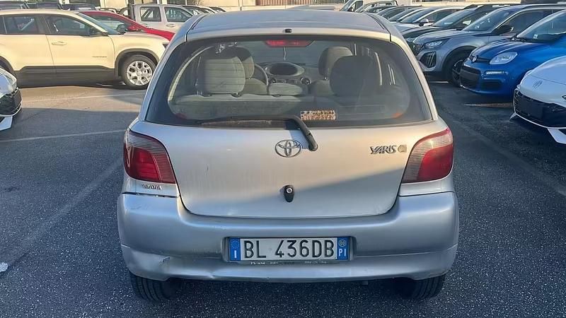 Usata Toyota Yaris 67 CV (49 kW) 2000 Argento Utilitaria