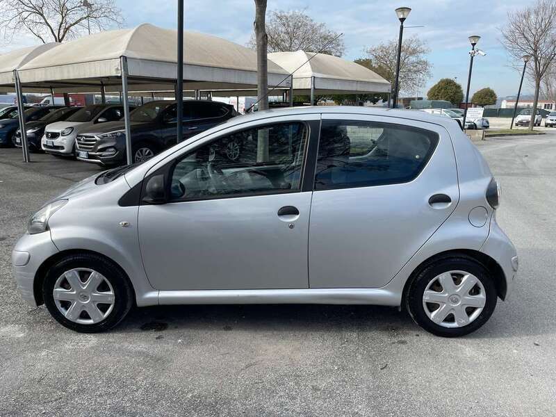 Usata Toyota Aygo Sol 108 CV (79 kW) 2010 Argento Utilitaria