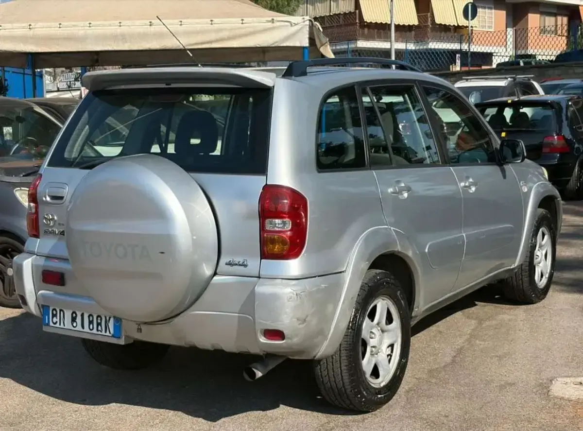Usata Toyota RAV4 116 CV (85 kW) 2004 Grigio SUV