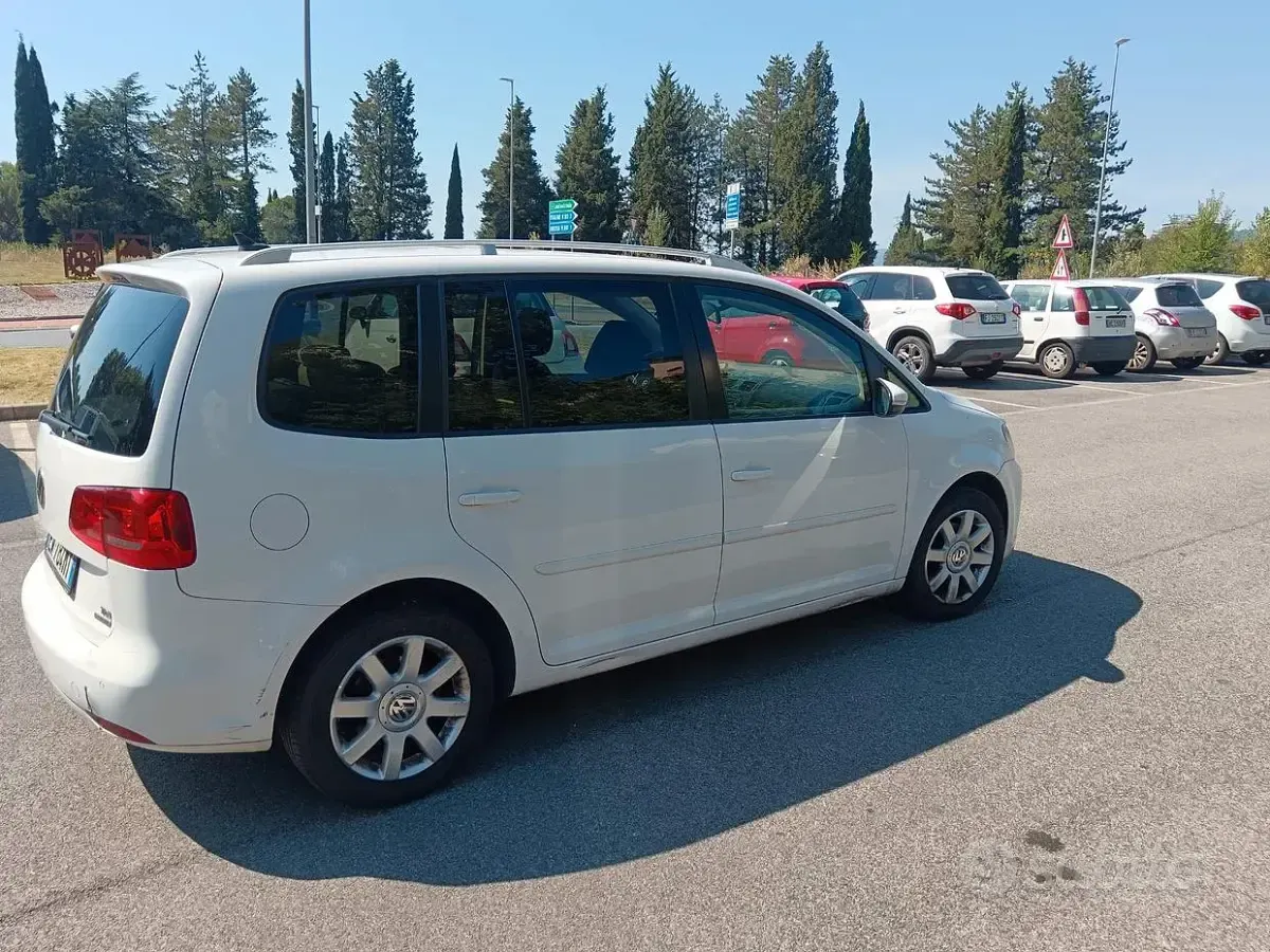 Usata VW Touran 105 CV (77 kW) 2011 Bianco Monovolume