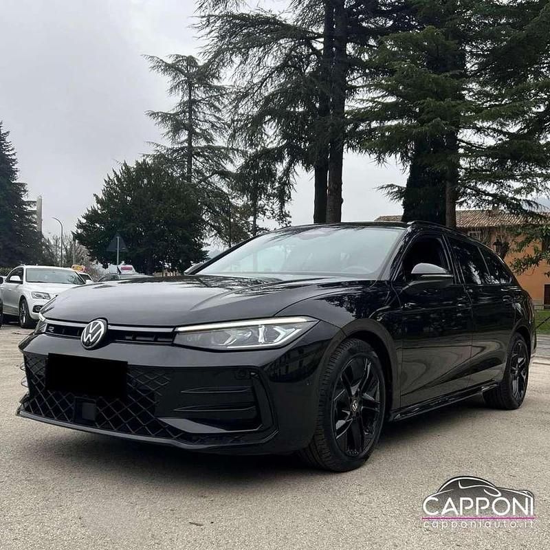 Usata VW Passat R-line 150 CV (110 kW) 2024 Nero Station wagon