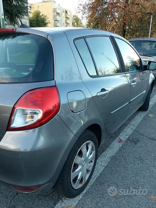 Usata Renault Clio II 85 CV (62 kW) 2010 Grigio Berlina