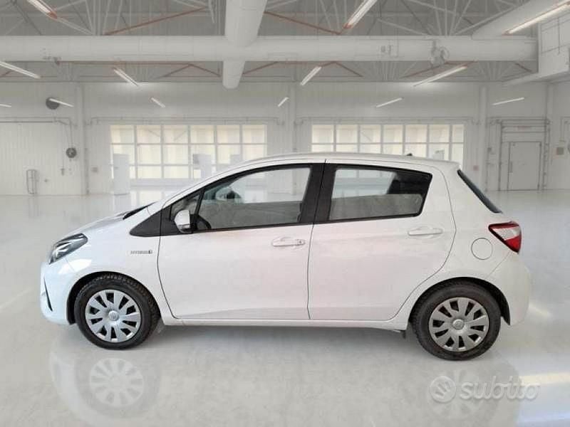 Usata Toyota Yaris Hybrid Business Edition 92 CV (67 kW) 2020 Bianco Berlina