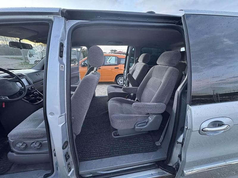Usata Kia Carnival LX 144 CV (105 kW) 2002 Argento Monovolume