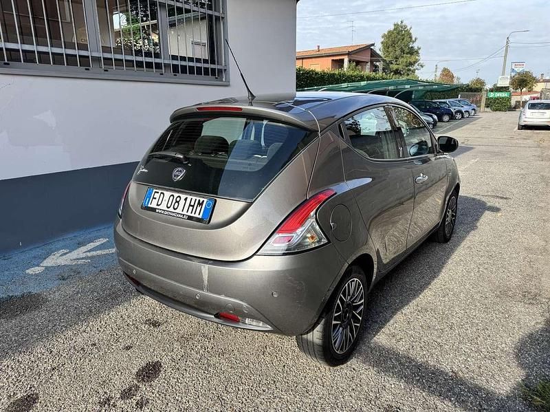 Usata Lancia Ypsilon Gold 69 CV (50 kW) 2016 Grigio Utilitaria