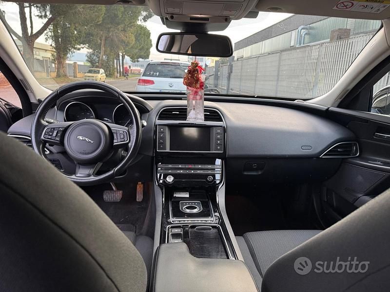 Usata Jaguar XE 180 CV (132 kW) 2017 Nero Berlina