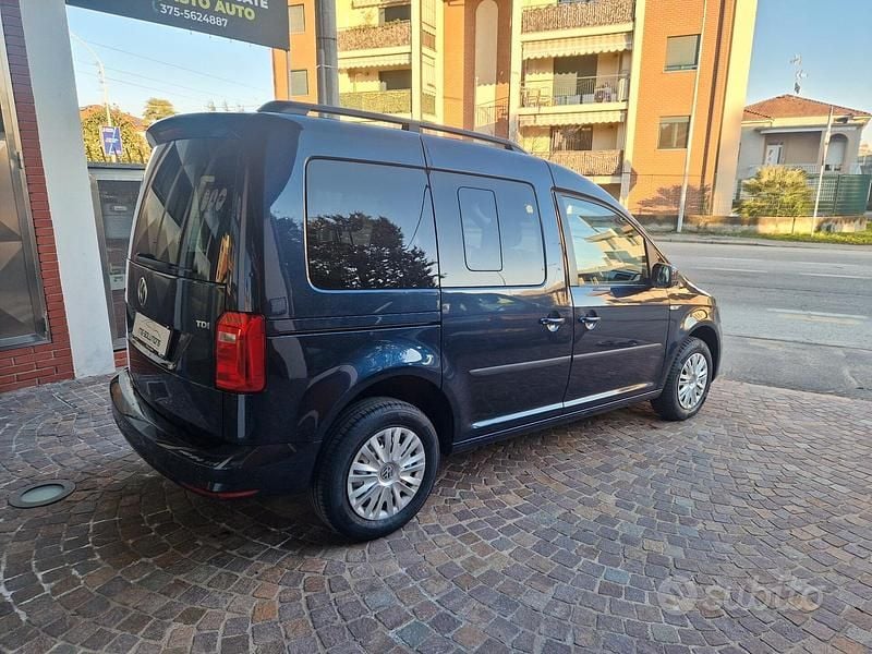 Usata VW Caddy Highline 102 CV (75 kW) 2018 Blu Monovolume