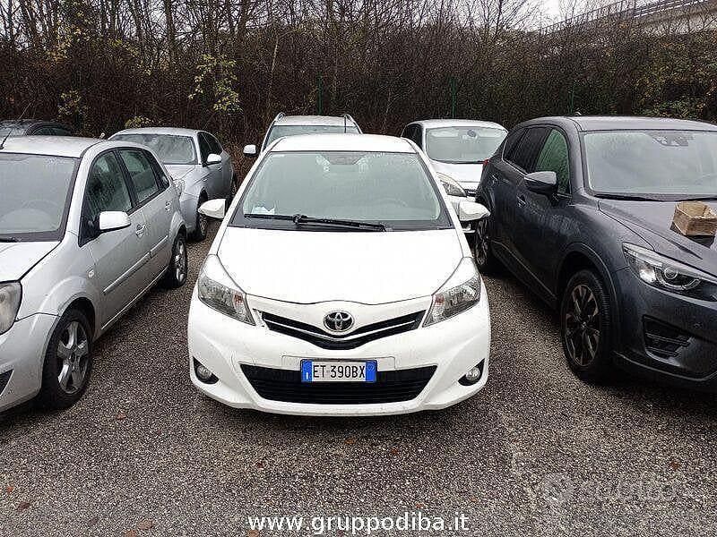Usata Toyota Yaris Lounge 69 CV (50 kW) 2013 Bianco Berlina