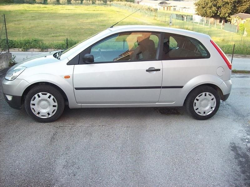 Gebraucht Ford Fiesta 68 PS (50 kW) 2004 Silber Kleinwagen
