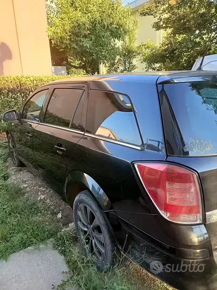 Usata Opel Astra 110 CV (80 kW) 2010 Nero Station wagon