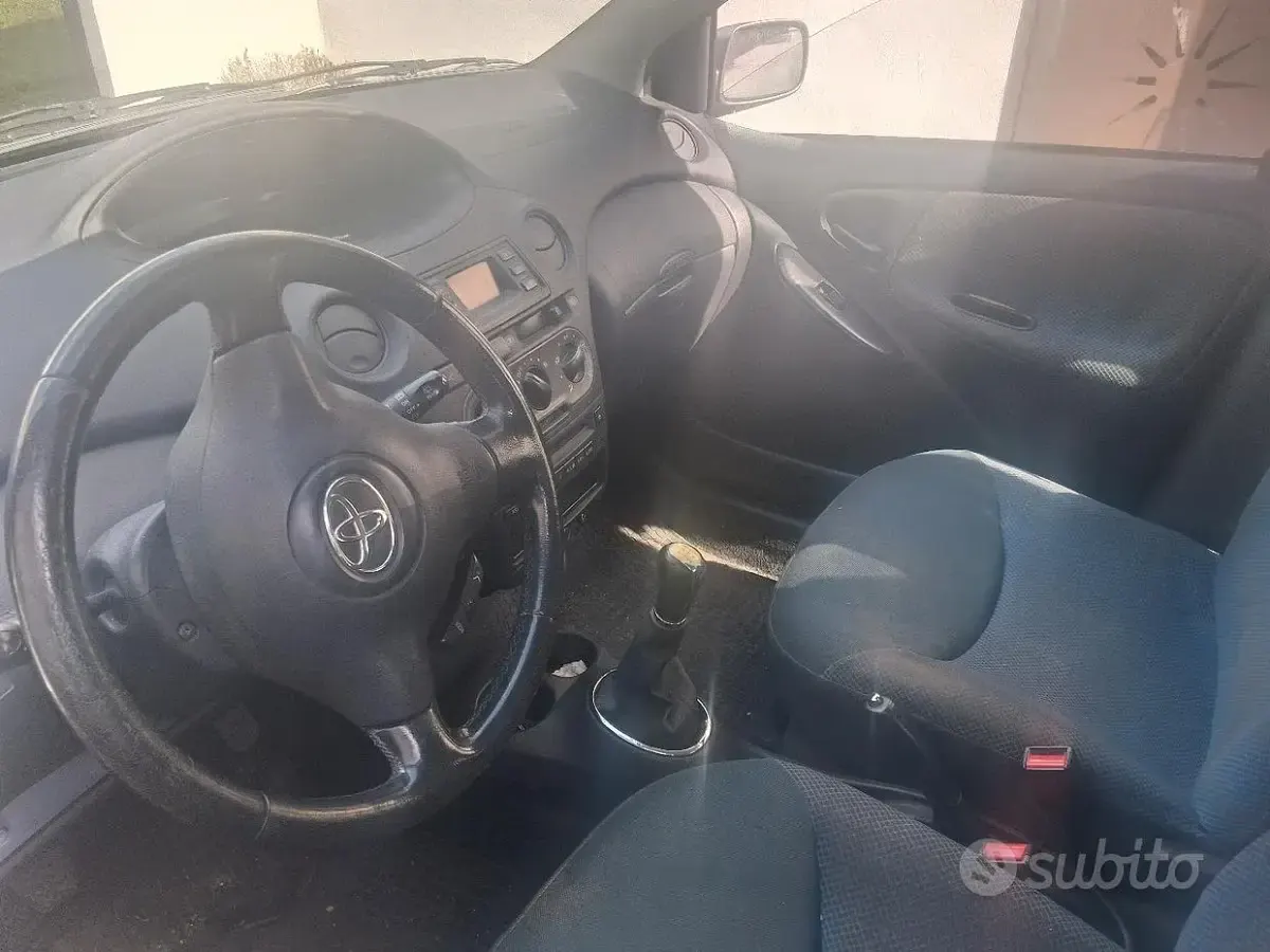 Usata Toyota Yaris 65 CV (47 kW) 2005 Grigio Berlina