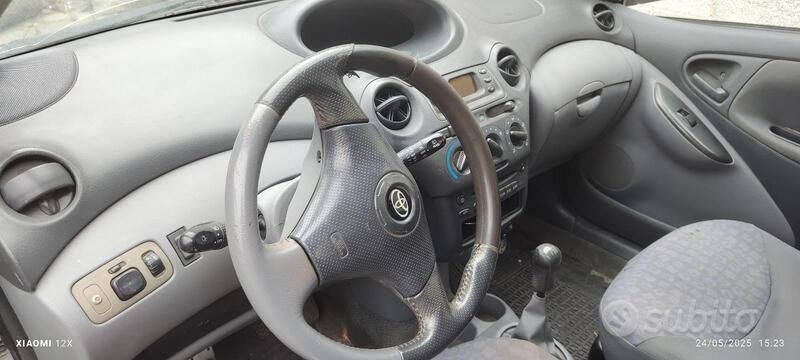 Usata Toyota Yaris 2002 Grigio Utilitaria