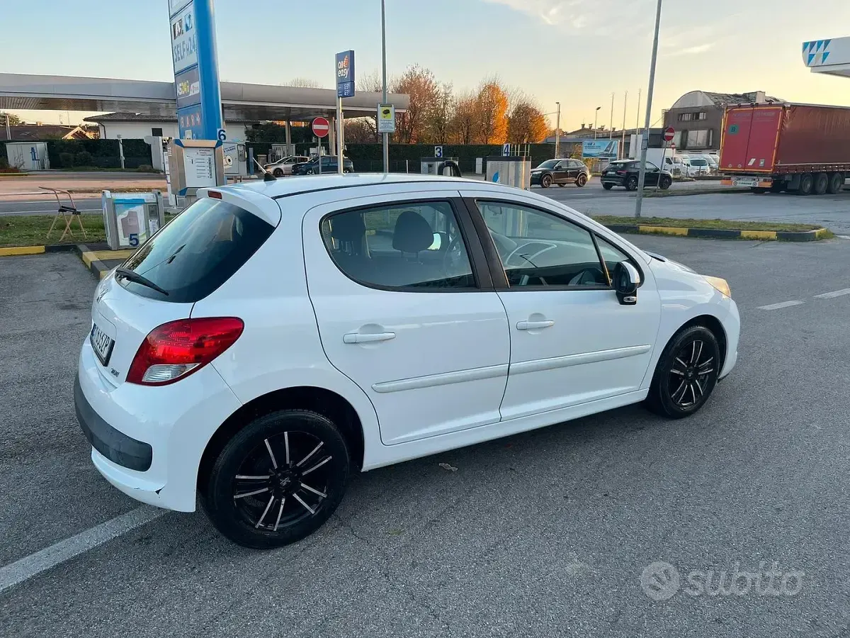Usata Peugeot 207 73 CV (53 kW) 2012 Bianco Utilitaria
