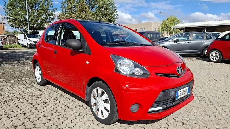 Rosso Usata 2014 Toyota Aygo Connect Style Due volumi | 4600 € (Ottimo prezzo) - Immagine 1/4