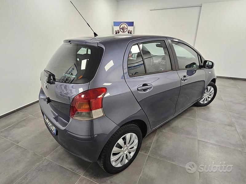 Usata Toyota Yaris 69 CV (50 kW) 2009 Grigio Utilitaria