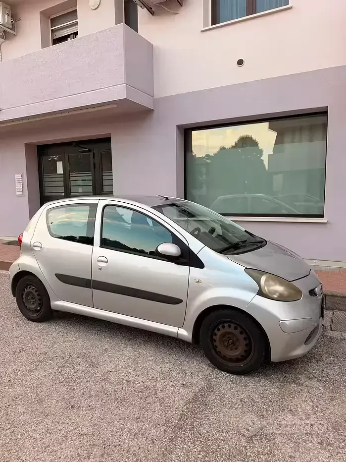 Usata Toyota Aygo 54 CV (39 kW) 2006 Grigio Utilitaria