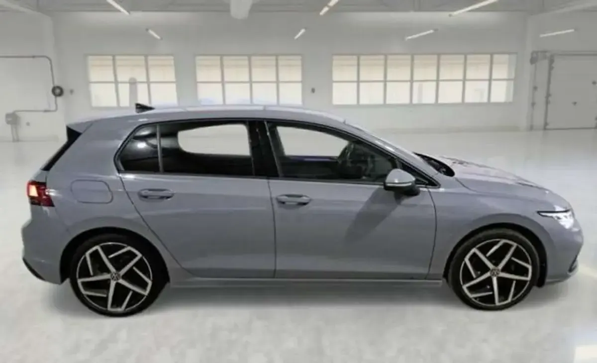 Usata VW Golf VIII Style 150 CV (110 kW) 2023 Mondsteingrau Berlina