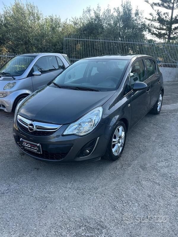 Usata Opel Corsa Edition 85 CV (62 kW) 2013 Grigio Berlina