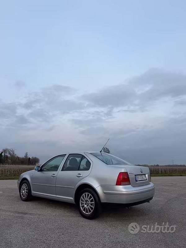 Usata VW Bora 105 CV (77 kW) 2001 Grigio Berlina