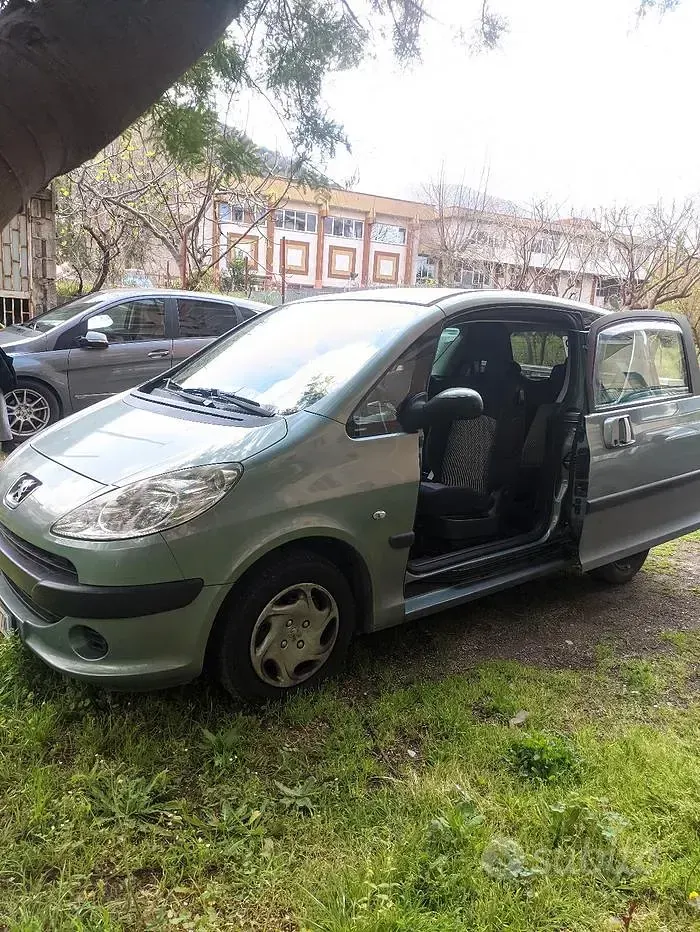 Usata Peugeot 1007 70 CV (51 kW) 2006 Verde Monovolume