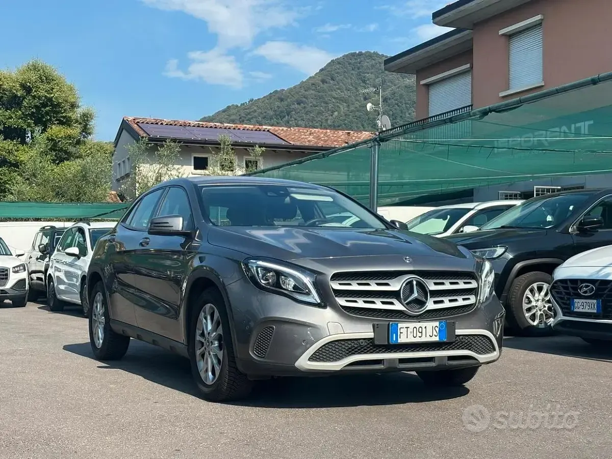 Usata Mercedes GLA200 Business 136 CV (100 kW) 2017 Grigio SUV