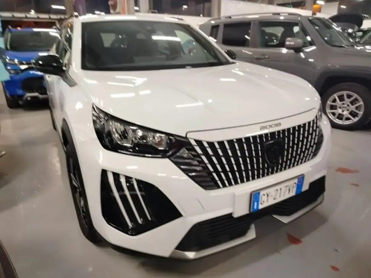Usata Peugeot 2008 Allure 101 CV (74 kW) 2024 SUV