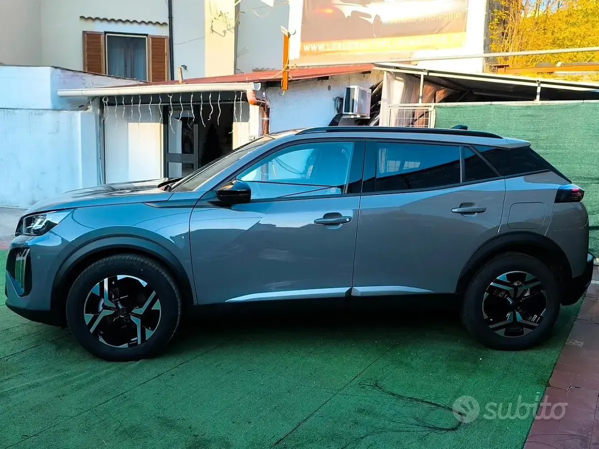 Usata Peugeot 2008 Allure 101 CV (74 kW) 2024 Grigio SUV
