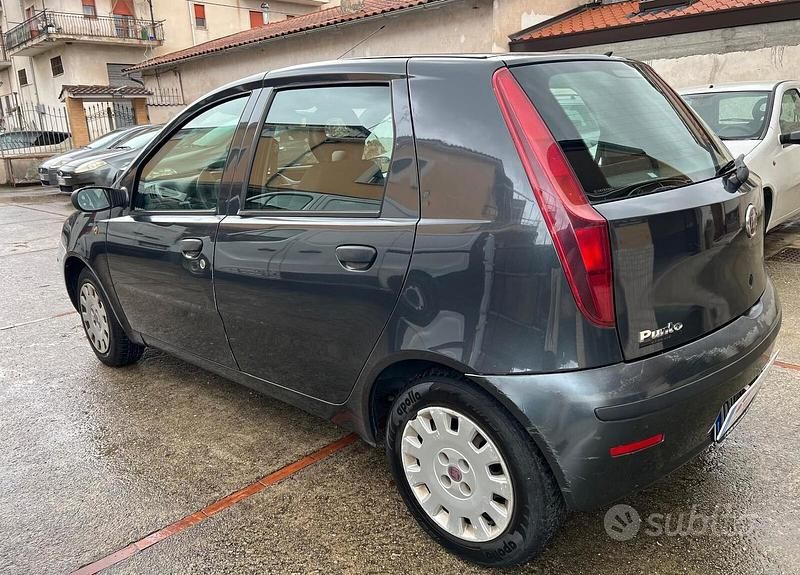 Usata Fiat Punto Active 59 CV (43 kW) 2009 Marrone Berlina