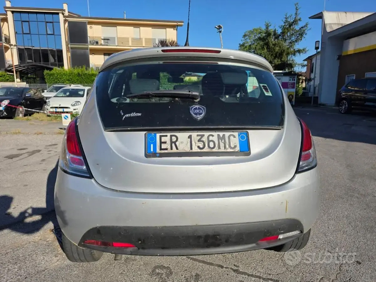 Usata Lancia Ypsilon 69 CV (50 kW) 2013 Grigio Utilitaria