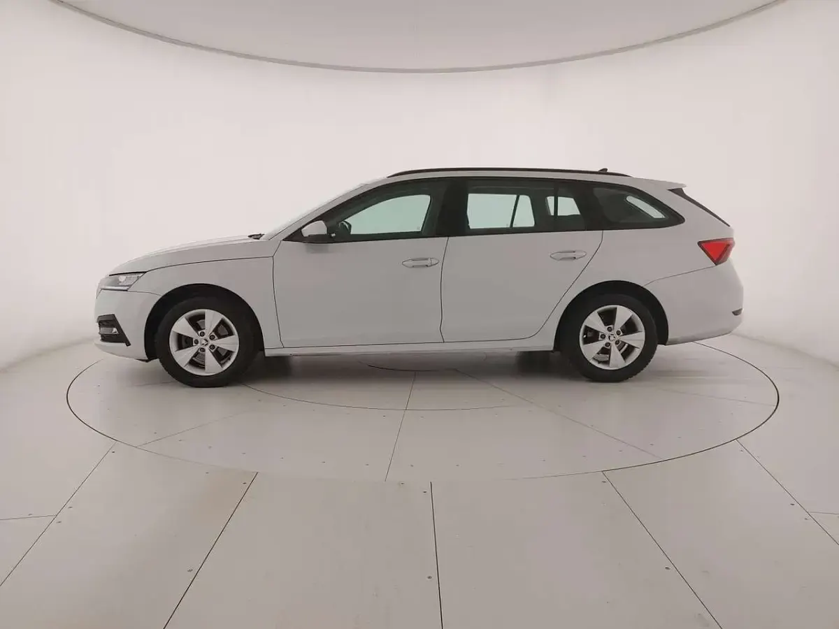 Usata Skoda Octavia Executive 150 CV (110 kW) 2023 Bianco luna metallizzato Station wagon