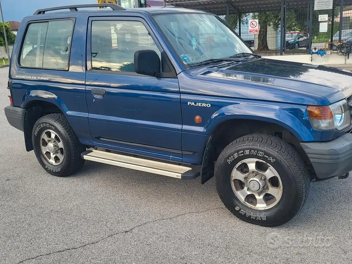 Usata Mitsubishi Pajero 100 CV (73 kW) 2000 Bluazzurro SUV