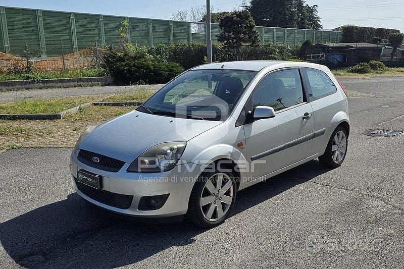 Usado Ford Fiesta Ghia 68 HP (50 kW) 2006 Cinzento Citadino