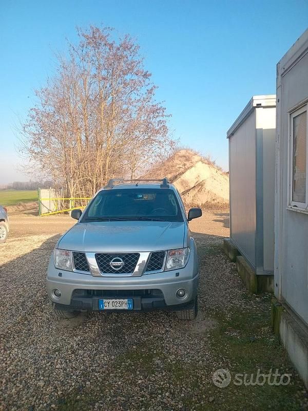 Usata Nissan Navara 190 CV (139 kW) 2005 Grigio Pick-up