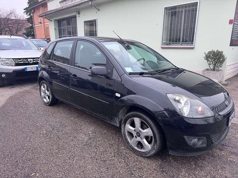 Usata Ford Fiesta Ghia 68 CV (50 kW) 2007 Nero Berlina
