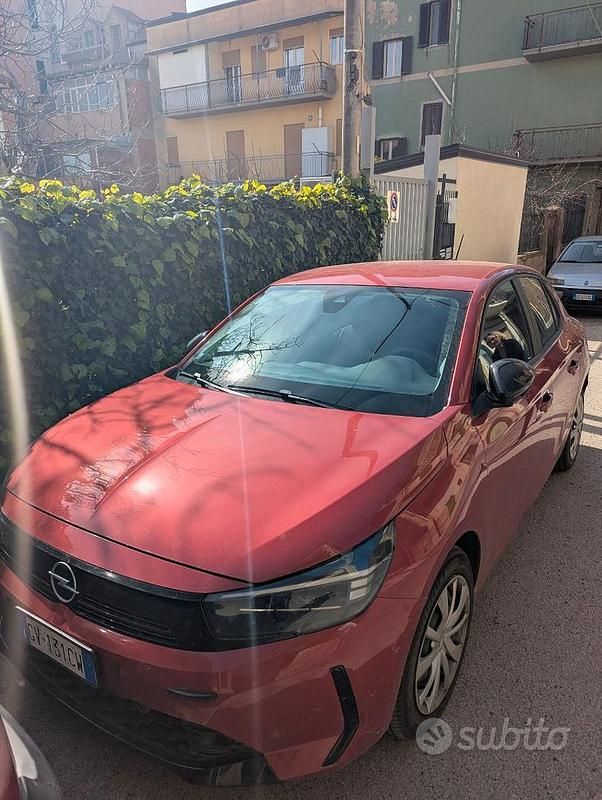 Używany Opel Corsa 75 KM (55 kW) 2024 Czerwony Sedan/Limuzyna