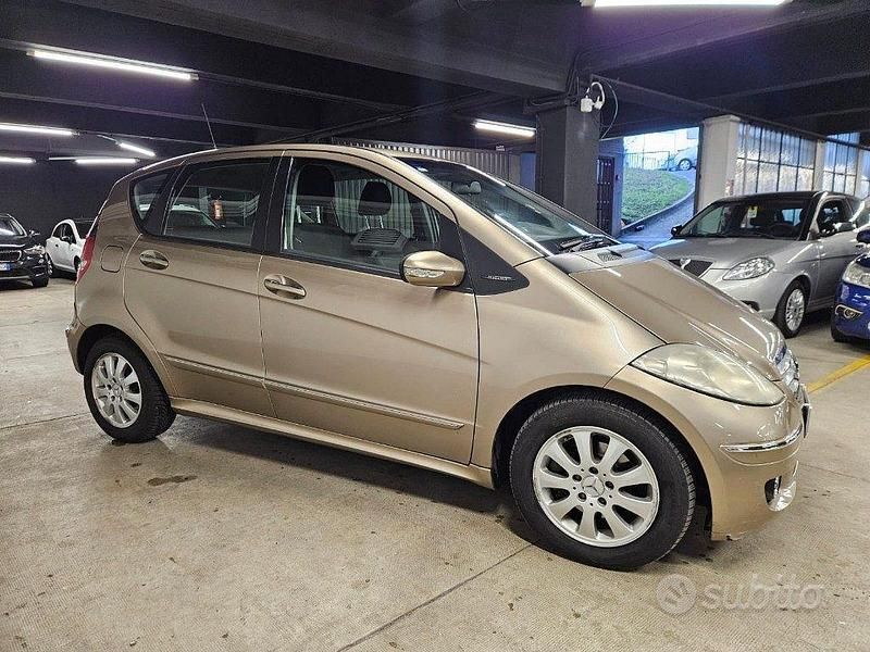 Usata Mercedes A180 Elegance 109 CV (80 kW) 2005 Oro Berlina