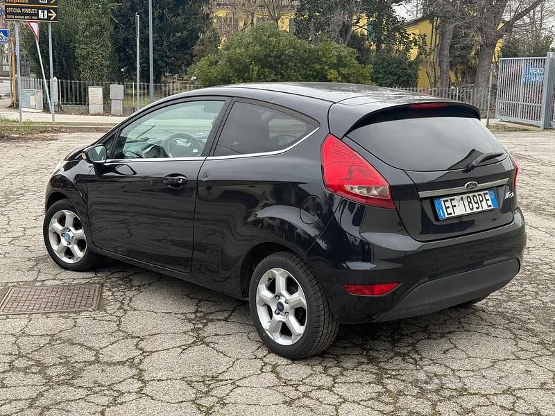 Usata Ford Fiesta 60 CV (44 kW) 2011 Nero Berlina