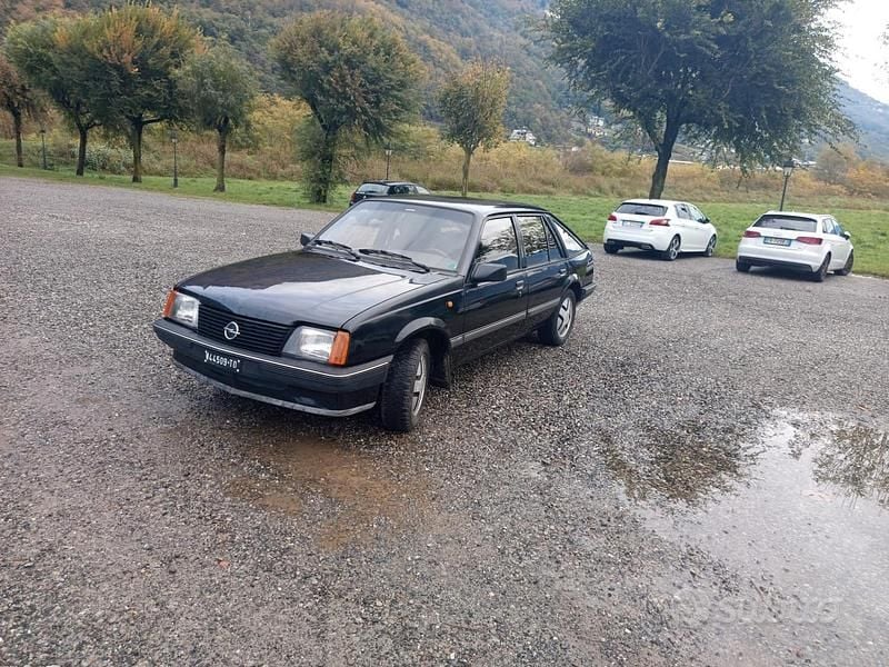Nero Usata 1983 Opel Ascona S Tre volumi | 5000 € - Immagine 1/4