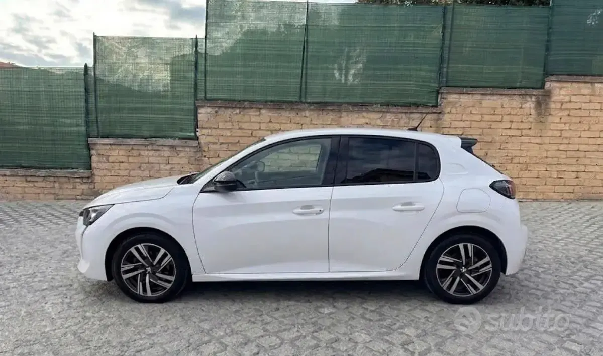 Usata Peugeot 208 GT-line 101 CV (74 kW) 2021 Bianco Utilitaria