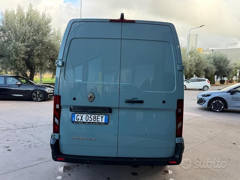 Usata Renault Master 150 CV (110 kW) 2024 Blu Berlina