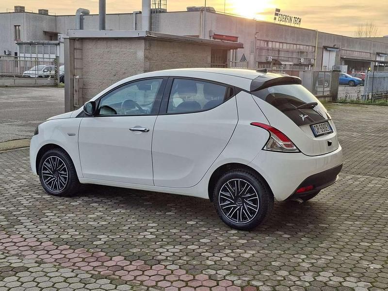 Usata Lancia Ypsilon Gold 69 CV (50 kW) 2023 Bianco Utilitaria